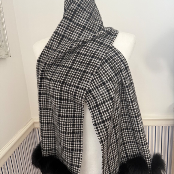 VERY RARE: Authentic Giorgio Armani Cashmere/Wool Scarf with Fur Balls - Picture 3 of 7